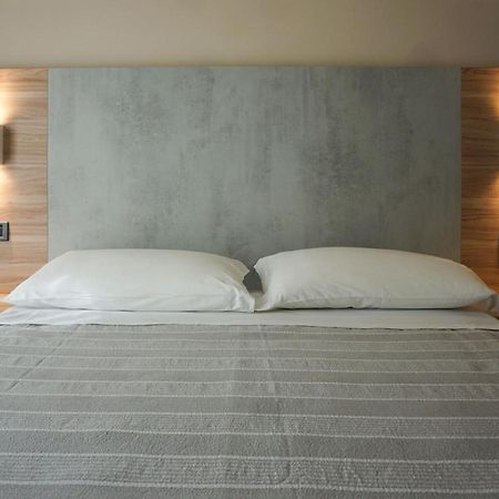 Hotel Londra Римини Экстерьер фото
