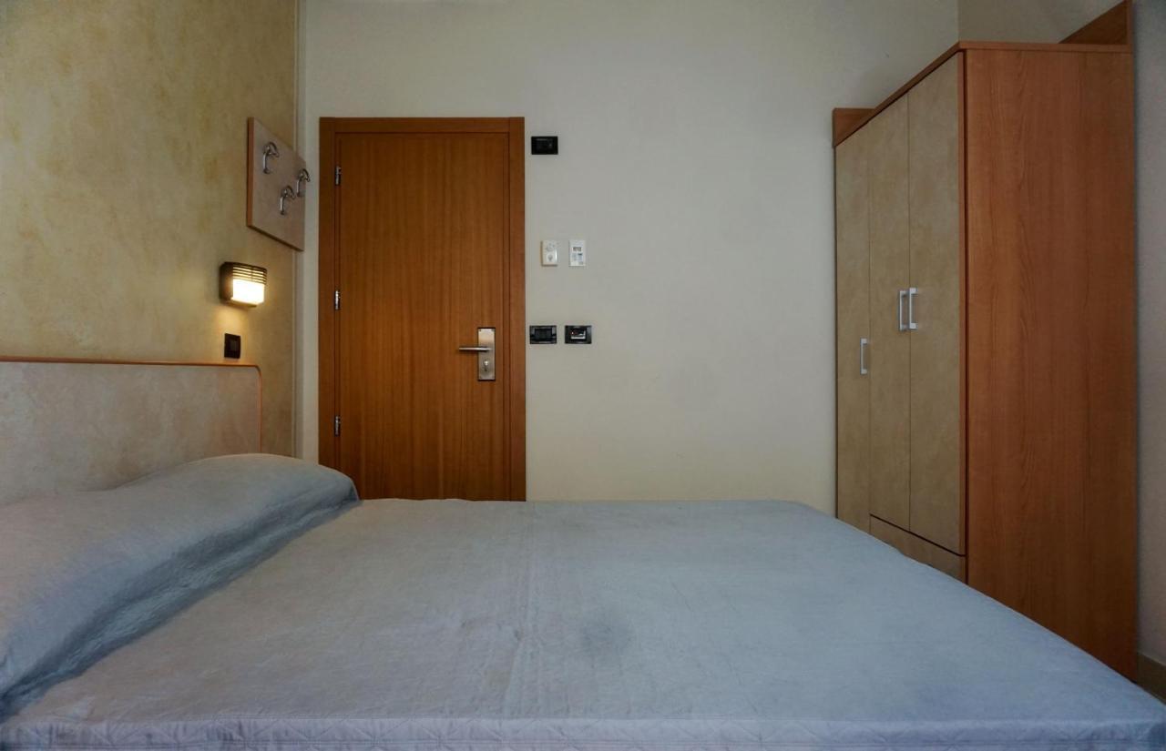 Hotel Londra Римини Экстерьер фото