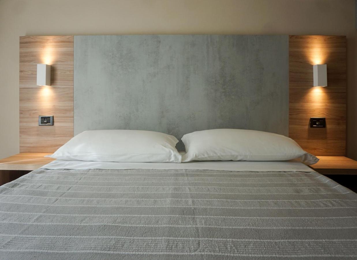 Hotel Londra Римини Экстерьер фото