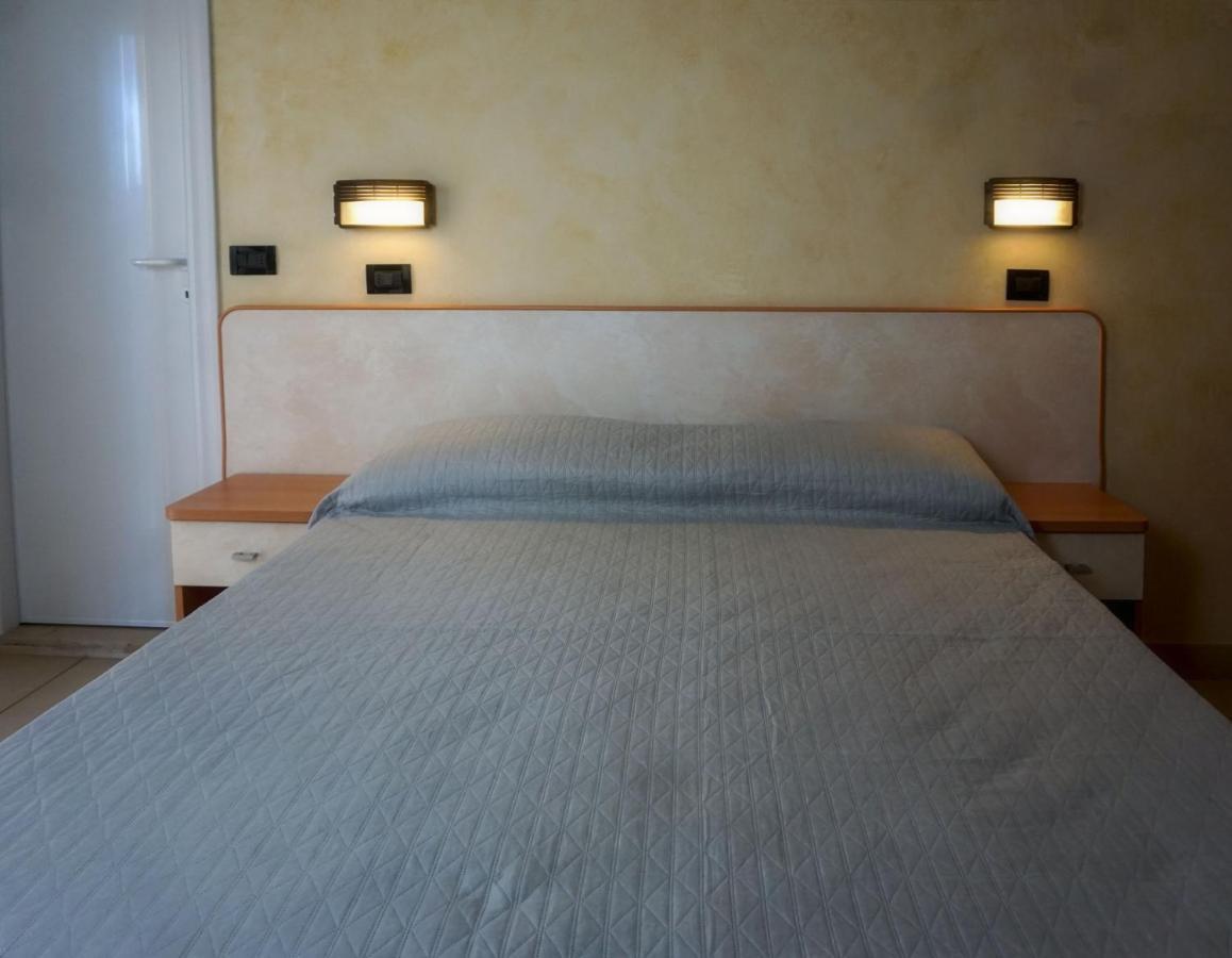 Hotel Londra Римини Экстерьер фото